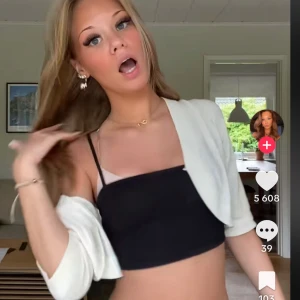  vit bolerotopp - Säljer denna vita bolero skriv för frågor