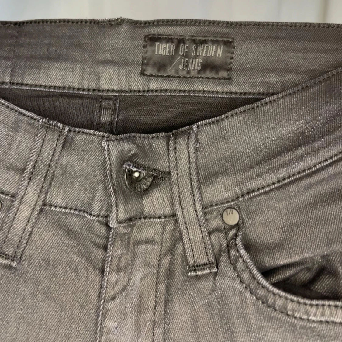 Svarta Tiger of Sweden jeans Slender ”Brandy” - 1