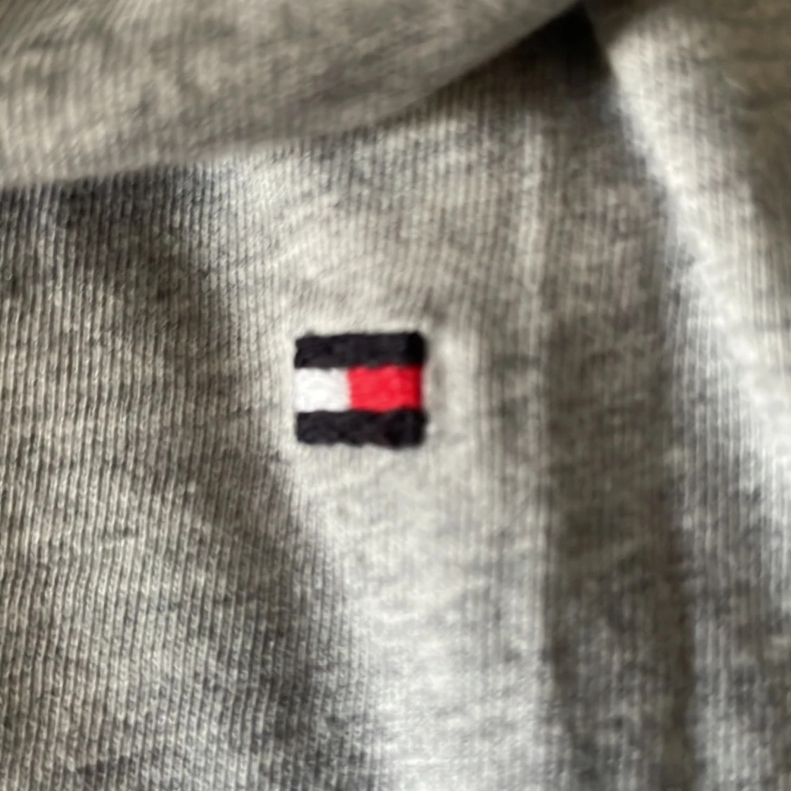 Grå t-shirt från Tommy Hilfiger - 2