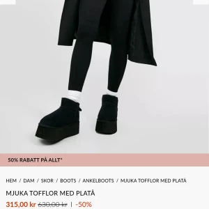 Platå ”uggs” - (DETTA ÄR EN OMPUBLICERAD ANNONS! Säljer då jag hade samma problem, skorna var för stora för mig med & var svåra att gå i för mig🙏🏼 Skriv gärna för fler bilder innan du köper så hittar jag dem i garderoben).                                           Från originell säljare: Helt nya. Oanvända. Säljs för dom är alldeles förstora för mig.. storlek 38 men passar minst en 39a.