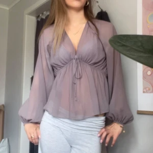 Zara blus - Fint skick förutom att den är lite missfärgad på insidan (bild 3), storlek xs☺️