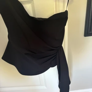 Zara Bandeu topp - Jättefin bandeu topp från Zara , jättefint skick har en rosettliknande detalj,kom med prisförslag!🥰