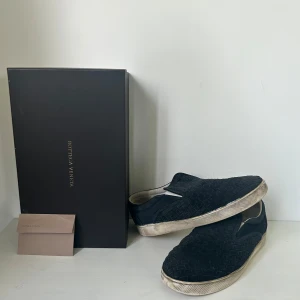 Bottega venetta loafers - Sköna dojjor perfekta till sommaren | Skick: Välanvända och sliten sula men mycket kvar att ge | Nypris: ca 7000kr | Passform: True to size | Allt originellt medföljer | Skriv vid ytterligare frågor eller funderingar🤝