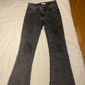 Grå bootcut jeans - Säljer ett par gråa bootcut jeans från Gina Tricot, använd 2 gånger. Storlek 34/ Small. De är Low waist och är normal i passformen. Normalpris: 500 kr