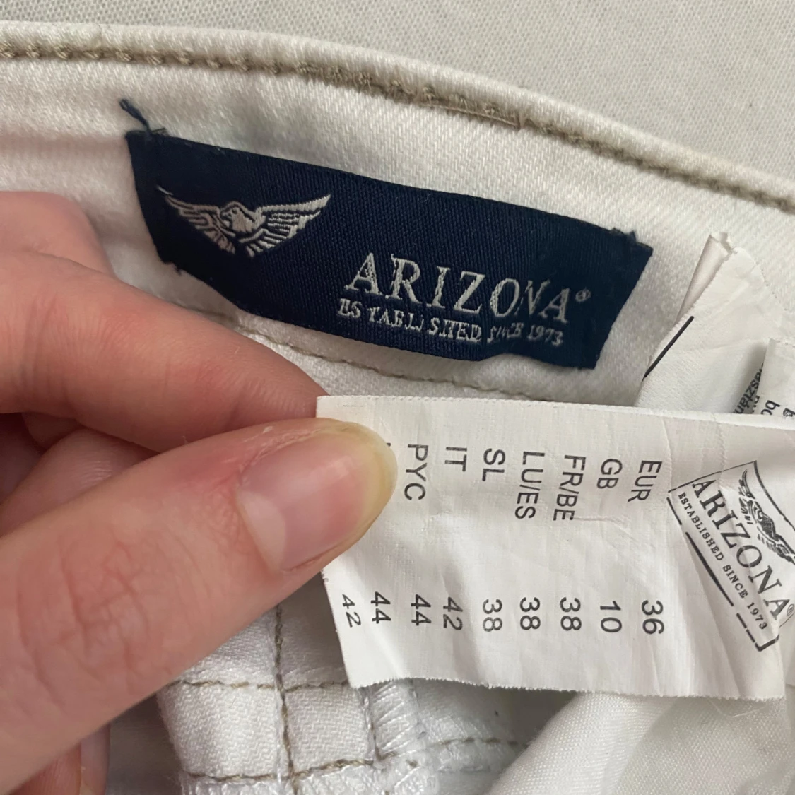 Vita lågmidjade flared jeansbyxor med broderade fickor - 3