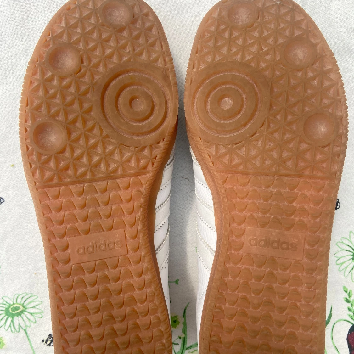 Adidas Samba i vitt och korall - 2