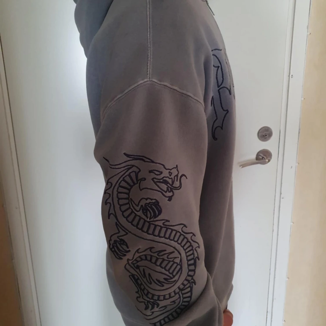 Grå hoodie från Squad med tryck - 4