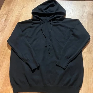 Merino hoodie  - Helt perfekt merinohoodie för sommarkvällar, matchar med det mesta och sitter jävligt bra