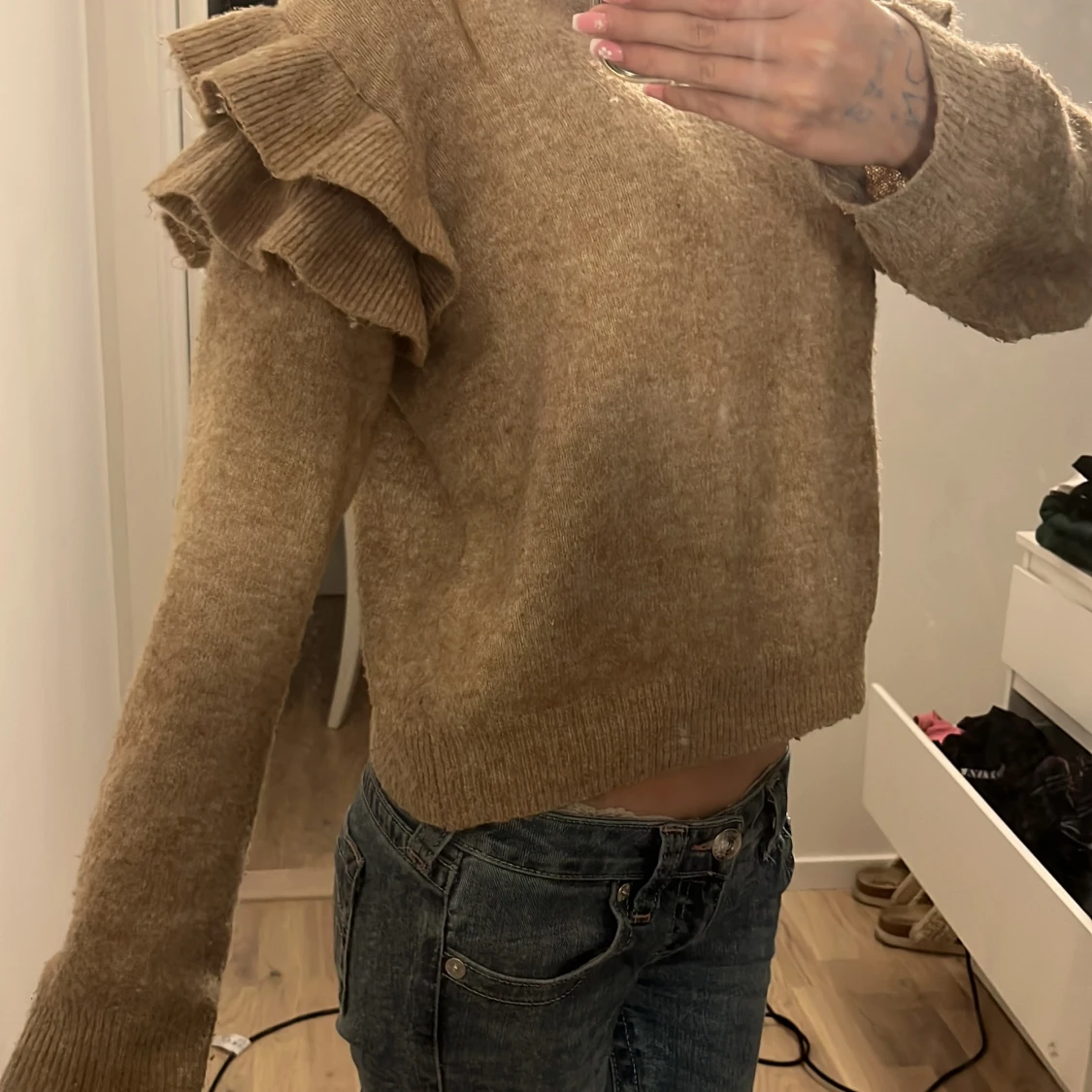 Beige stickad tröja med volangdetaljer - 1