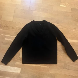 Svart stickad tröja  - En svart stickad tröja från House Brand med långa ärmar. Enkel och stilren modell som passar till mycket. Mjuk och skön att ha på sig, perfekt för kyligare dagar. Pris kan diskuteras vid snabb affär 