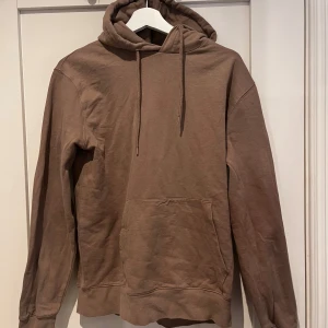 Beige hoodie från Cubus  - Säljer en beige hoodie från Cubus med klassisk huva och känguruficka. Tröjan har långa ärmar och ribbade muddar vid ärmslut och nederkant. Perfekt för en avslappnad stil.