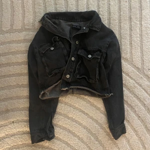 Black denim jacket cropped  - Använt flertal gånger i mycket bra skick