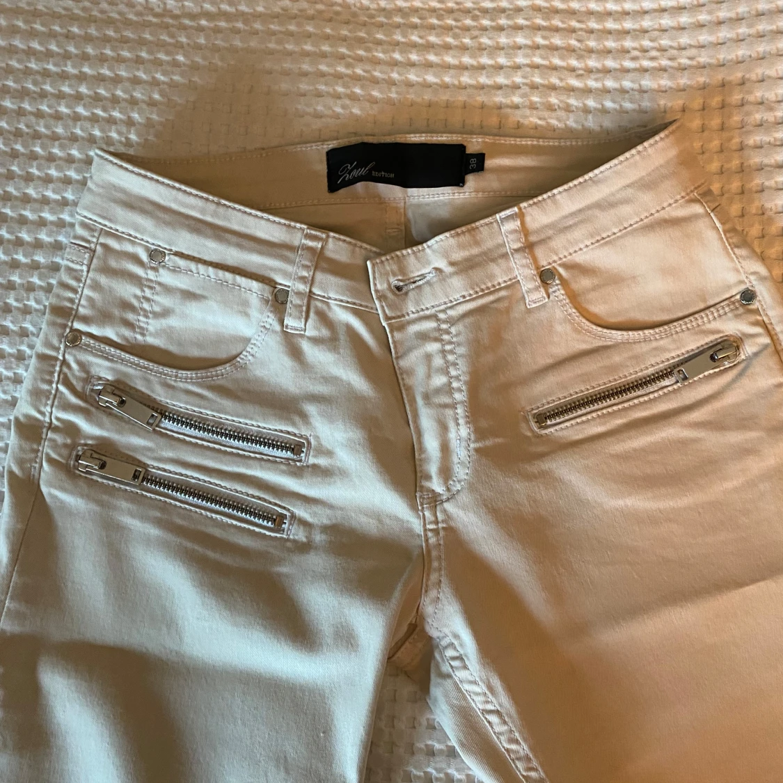 Beiga byxor från Zoul Edition med dragkedjedetaljer - 4