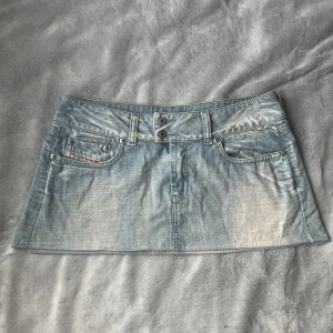 Vintage diselkjol  - Vintage diselkjol. Lowwaist kort med jättefin tvätt. Går inte att köpa längre då min mamma köpte den på 2000-talet. Använd sparsamt så i superskick. Står size 28-motsvaraf S/M❤️ jag har lagt upp den lite men det syns inte och bara att sprätta upp om man vill ha längre❤️