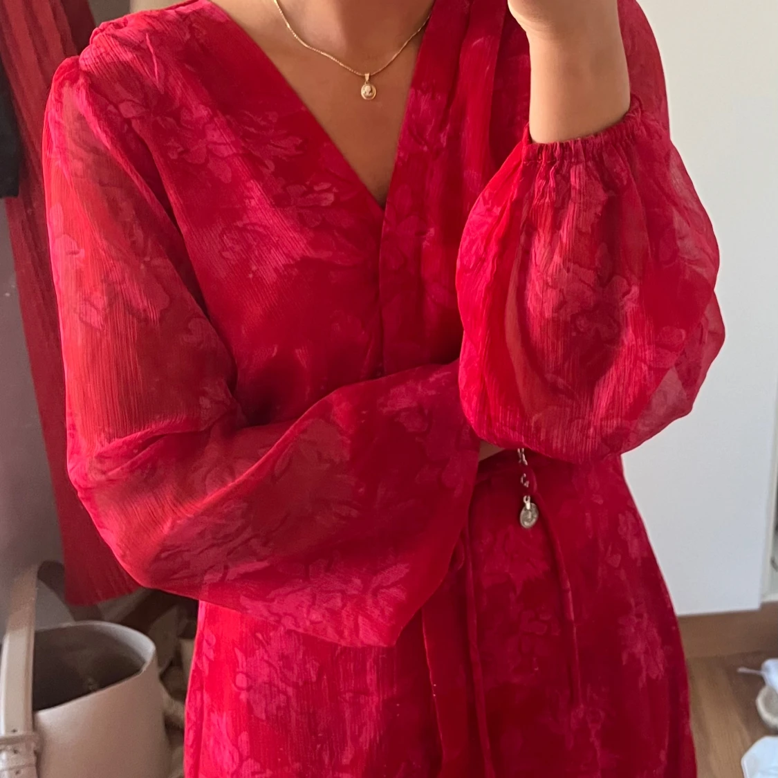 Röd långklänning med blommigt mönster