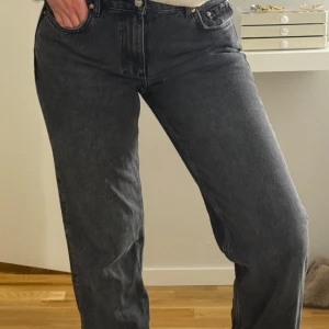 Low waist jeans  - Low waist jeans från Gina tricot i storlek 40. Passar 38-40 💗defekt på ena fickan se bild 2 💞färgen är grå svart