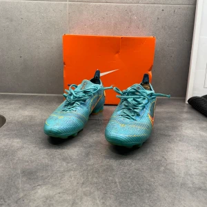  Nike mercurial vapor Elite - Tja säljer nu dessa feta skor i bra skick. Jätte sköna o spela i säljer för dom e för små för mig! Kom med prisförslag! 1-10 så skulle jag säga att dom är en 6