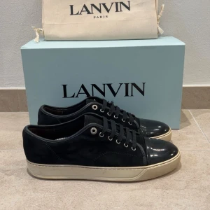 Lanvin skor - Tja! Säljer nu dessa lanvin nappa cap toes i storlek uk 8/42-43 men passar också 44. Skorna är i bra skick, få slitningar på sulan. Dustbag och låda medföljer ej.  Kontakta vid frågor! INGA BYTEN!