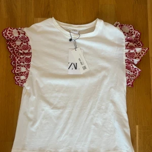 t shirt med volanger - Jätte fin helt ny blus med volanger, säljer för jag råka köpa 2. Passar mig perfekt som är 160cm.💕