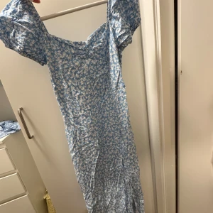 Blå klänning  - Blå klänning ifrån Chiquelle, storlek XS🦋