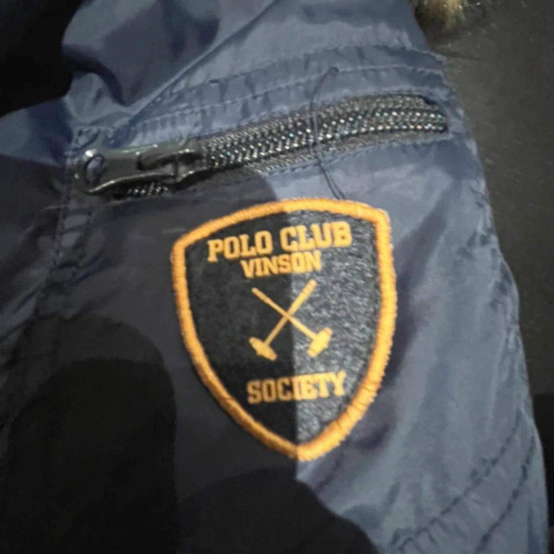 Mörkblå pufferjacka med fuskpäls från Vinson Polo Club - 1