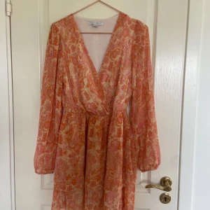 Sommar klänning - Väldigt fin och somrig klänning🥰 Sparsamt använd, inga fläckar eller skavanker🫶🏼