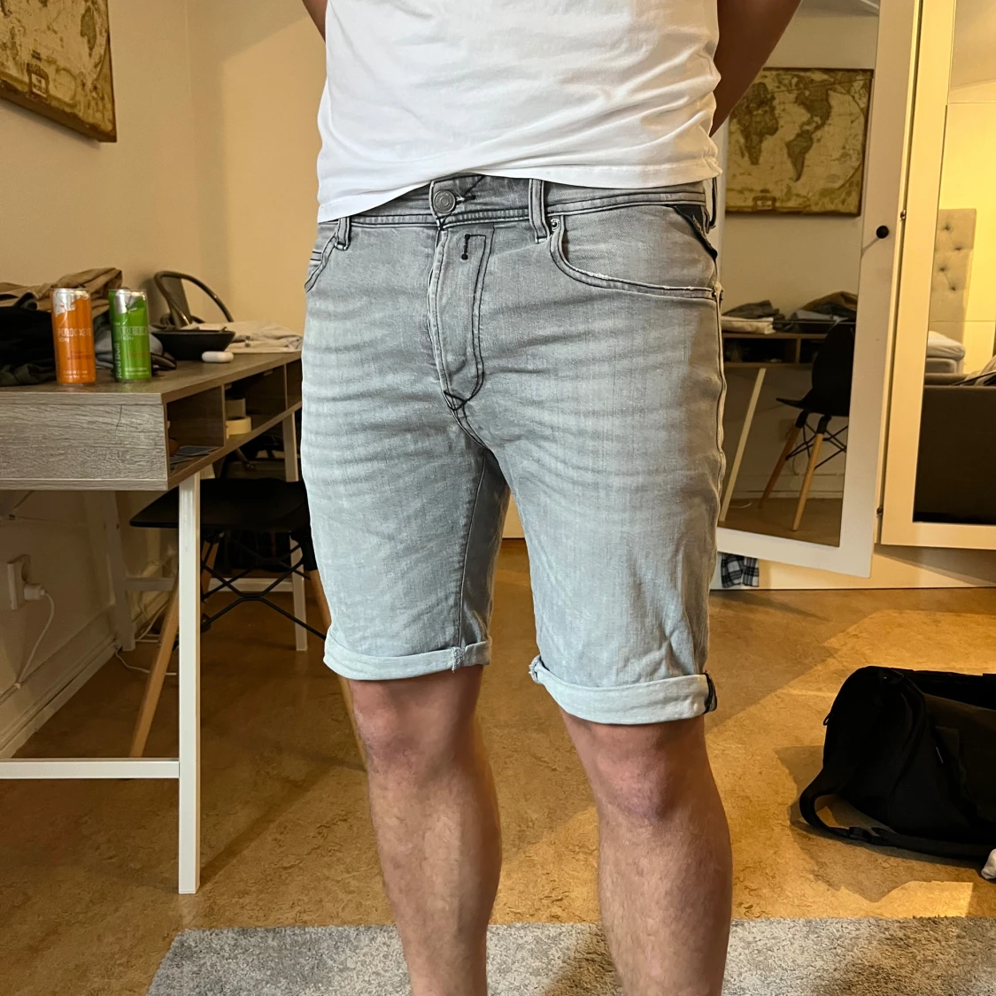 Ljusgrå jeansshorts från Replay