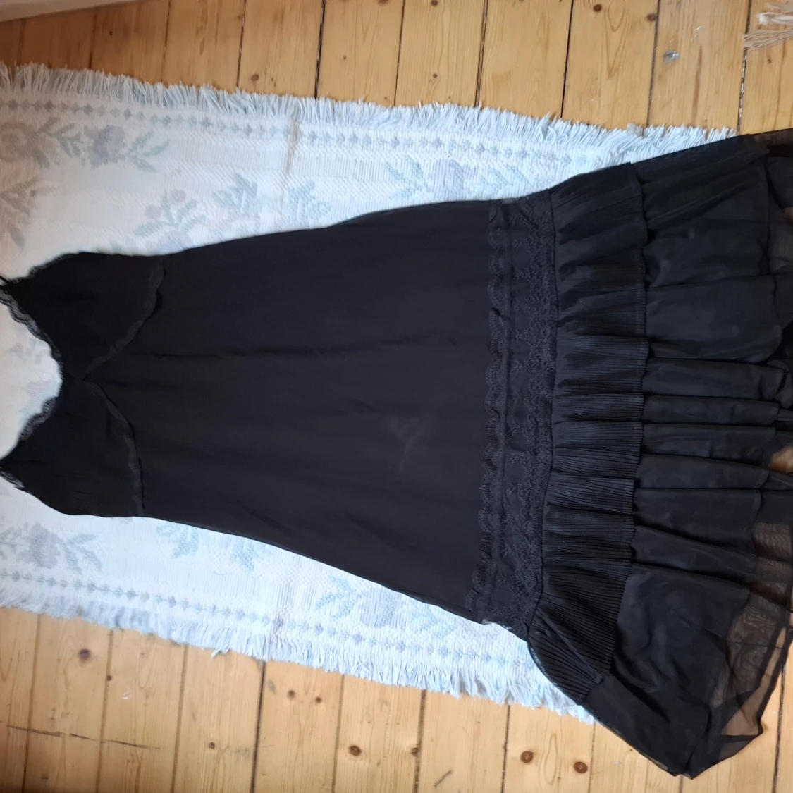 Svart volangklänning med spetsdetaljer - 2