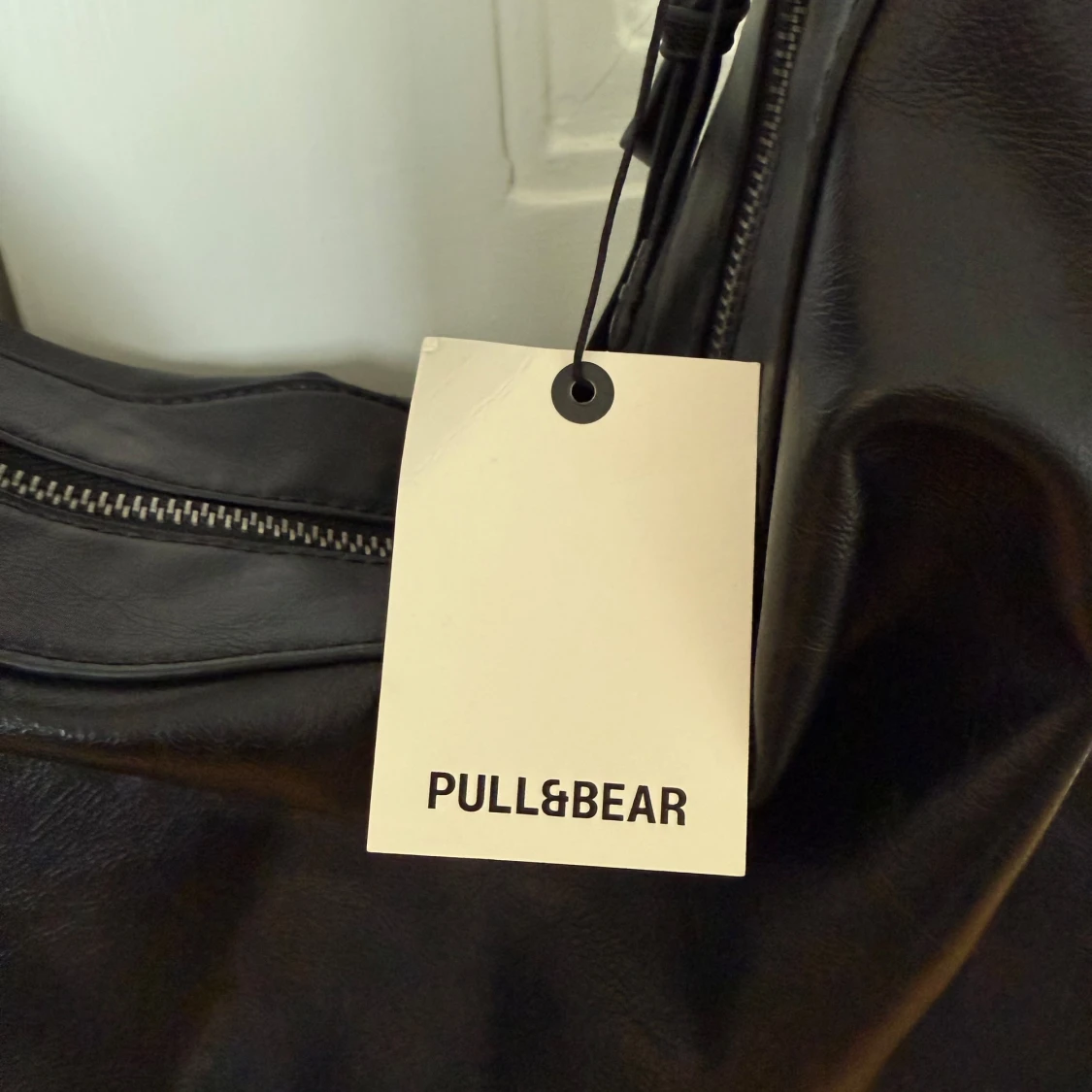 Svart axelväska från Pull&Bear - 2