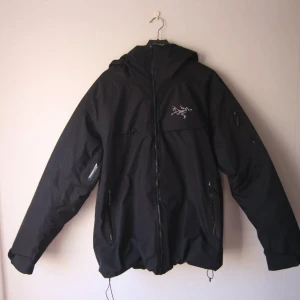 Arc'teryx Macai Jacka Large - It's a very warm and great winter jacket and has been worn a lot so the inside tag has been worn. But it has no noticeable damage except for the textile glue being loose around the front pocket. Which can easily be glued back. Also the inner pocket has a hole which can easily be repaired.