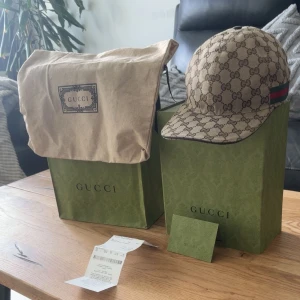 Gucci keps  - Äkta Gucci keps köpt från gucci affären i Danmark. kvitto, box och påse kommer med. Har bara använt den ett fåtal gånger. Pris går att diskutera. 