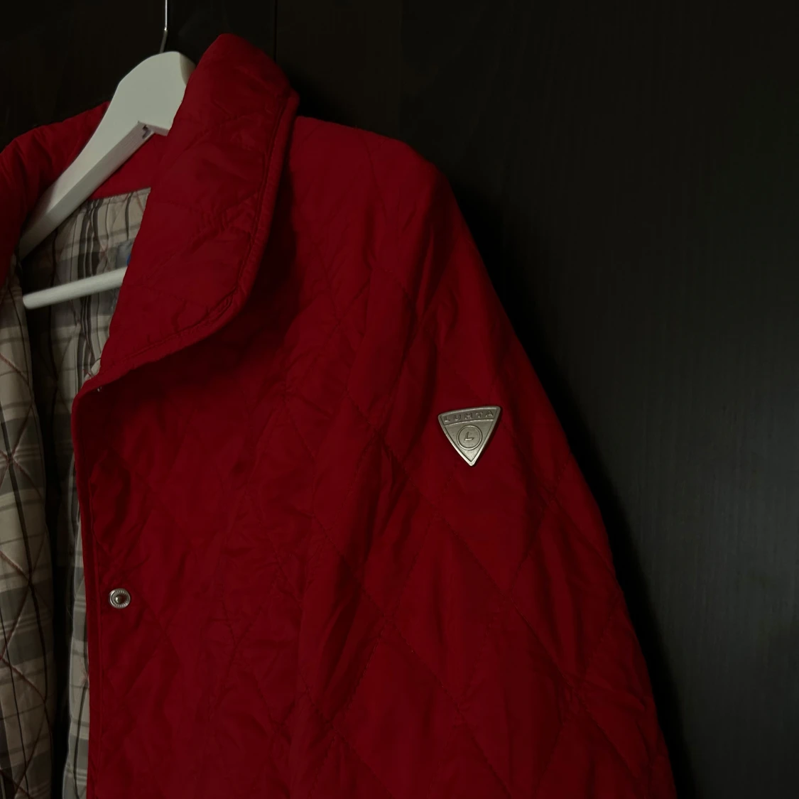 Röd quiltad underjacka i dun från Luhta - 3