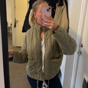 Zara jacka  - Säljer en olivgrön quiltad jacka med dragkedja från Zara, använd bara några fåtal gånger ser helt ny ut. 😊