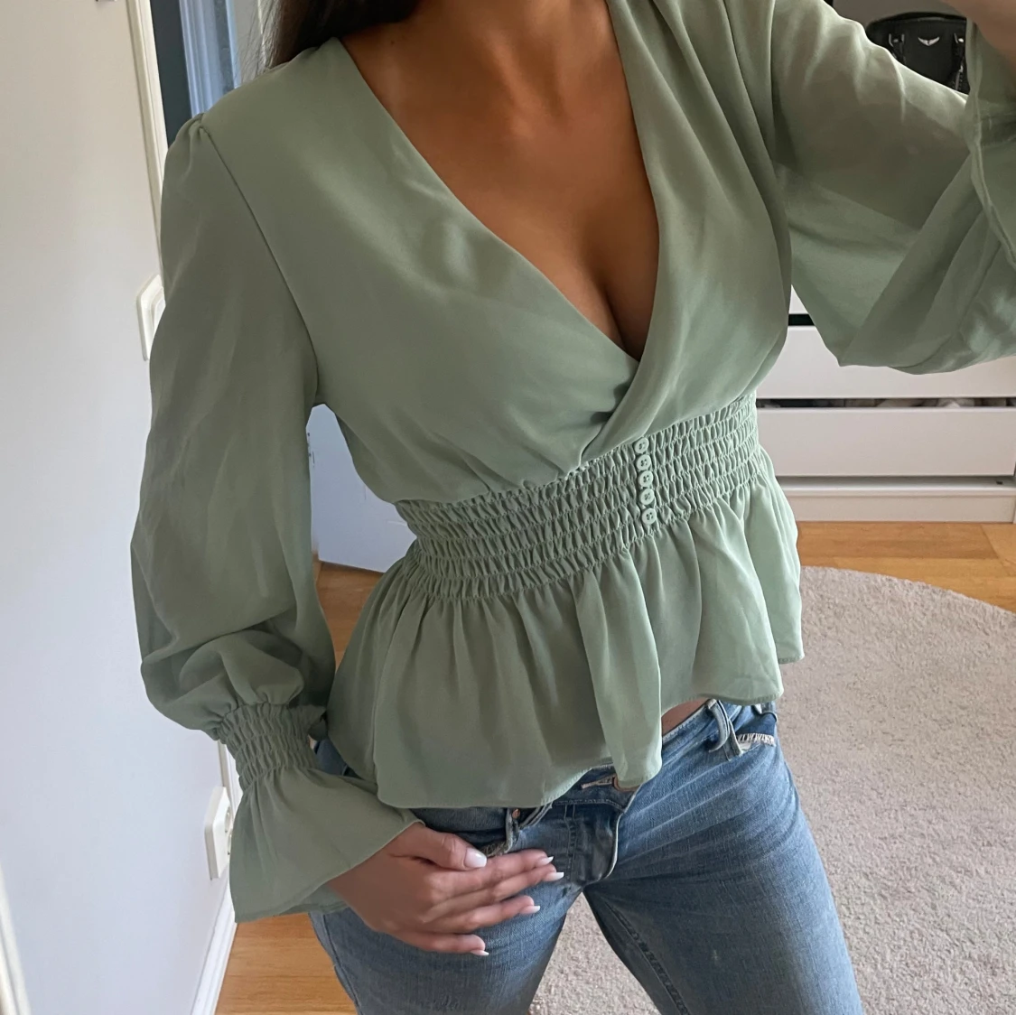 Ljusgrön omlottblus med smock i midjan - 1