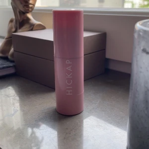 Hickap Bronze and Contour Stick Icy Chai - Säljer en Hickap Bronze and Contour Stick i färgen Icy Chai. Då den absolut inte passar min hud ton och jag orkade bara inte lämna tillbaka den och nu vill jag bara bli av med den! Testa en gång på handen. Har den andra bronzer sticket och de e så lätt att blanda ut e på riktigt som smör🩷🩷