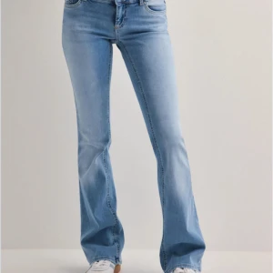 Ljusblå bootcut jeans från ONLY - Säljer ni dessa snygga jeansen från only i mycket bra skick. Köpte de på vinted men säljer igen då de tyvärr inte passade. Hör av er vid frågor och kolla gärna in mina andra annonser!💓