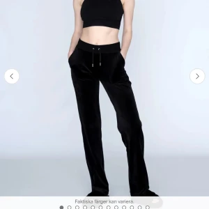 Svarta velourbyxor från Juicy Couture - Säljer ett par klassiska svarta velourbyxor från Juicy Couture i storlek XS. Byxorna har raka ben, fickor fram och bak med knappar samt en mjuk och lyxig känsla. Perfekta för en avslappnad och trendig look.
