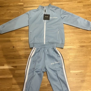 Palm Angels Tracksuit - Blå Palm angels tracksuit, Aldrig använd och helt ny med taggen kvar. Storlek S