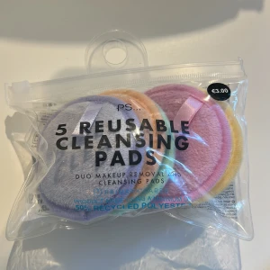 Återanvändbara rengöringspads i pastellfärger - Säljer ett 5-pack återanvändbara rengöringspads i mjuk pastellfärgad polyester. Perfekta för att ta bort smink och rengöra ansiktet. Kommer i färgerna lila, rosa, orange och gul. Förpackningen är återförslutningsbar med dragkedja.