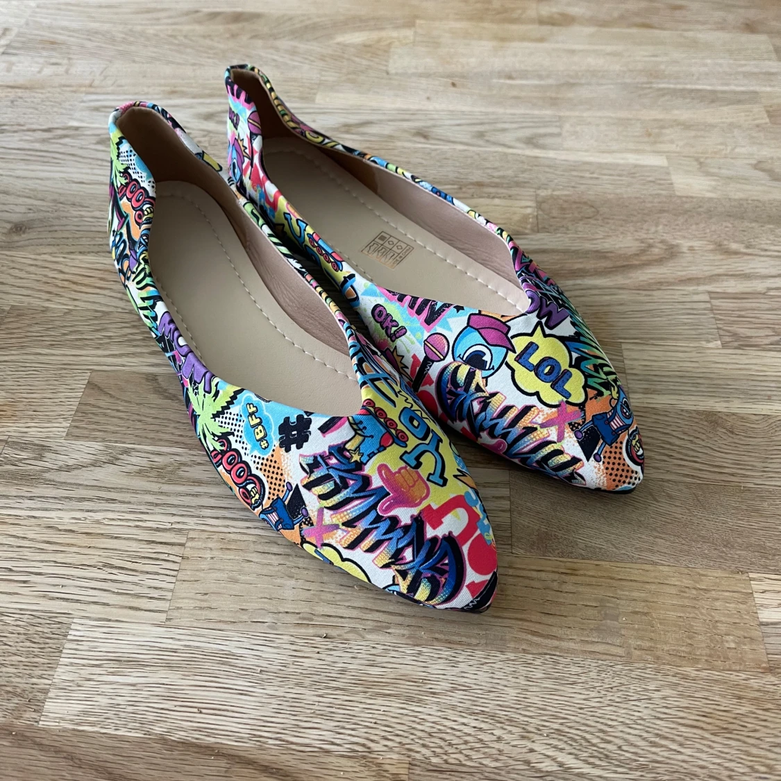Färgglada ballerinaskor med serietidningsmönster