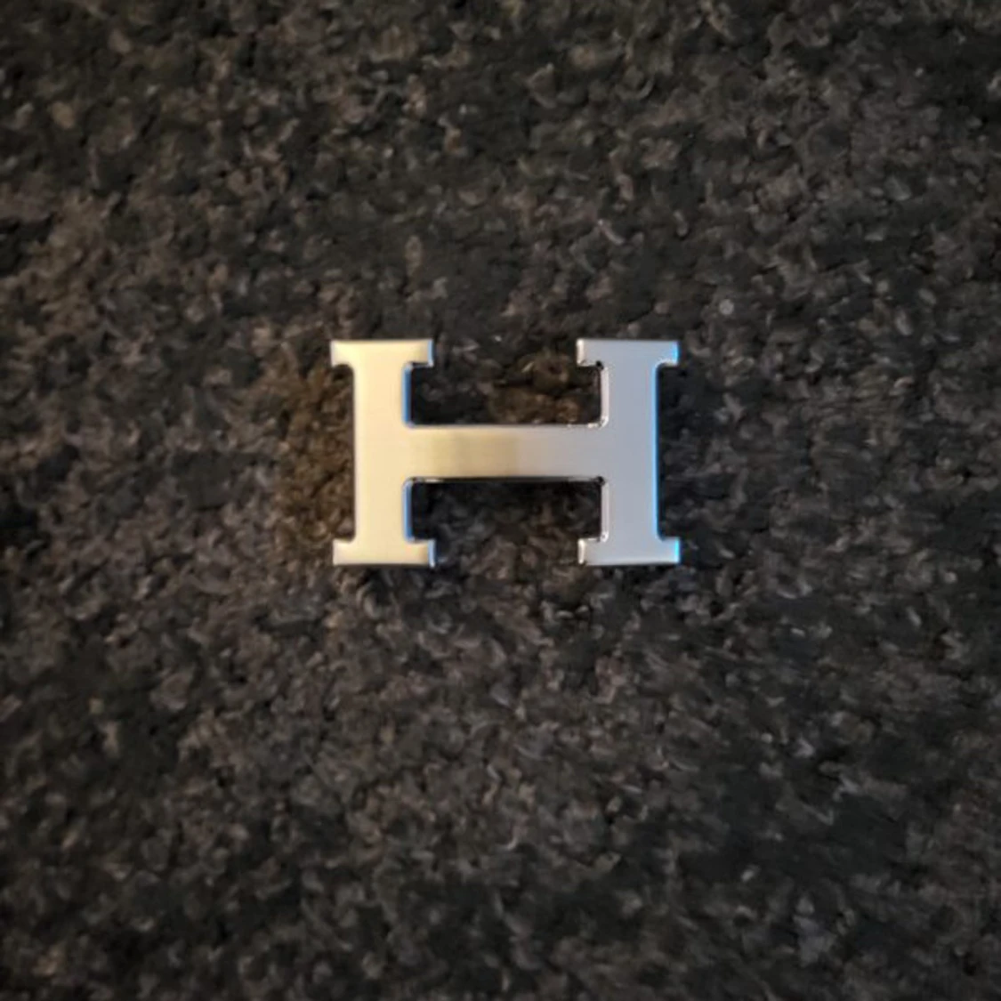 Svart bälte med silverfärgat H-spänne - 2