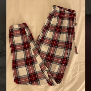 Röd Rutiga Pyjamas Byxor - Trendiga mjukisbyxor från Cubus. Super fina och bra passform!🔆 Säljer pga att dem är försmå.🫶🏼🥰