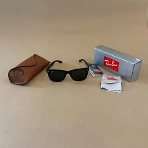 Svarta solglasögon från Ray-Ban - Klassiska svarta solglasögon från Ray-Ban. Kommer med brunt fodral, putsduk och originalförpackning. Knappt använda 🙌 Pris kan diskuteras vid snabb affär ✅