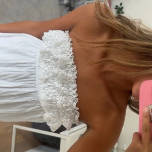 Vit långklänning  - Säljer en jättefin långklänning med fina detaljer upptill, tillkommer avtagbara band till klänningen💕är 170 cm och är bra i längden! 