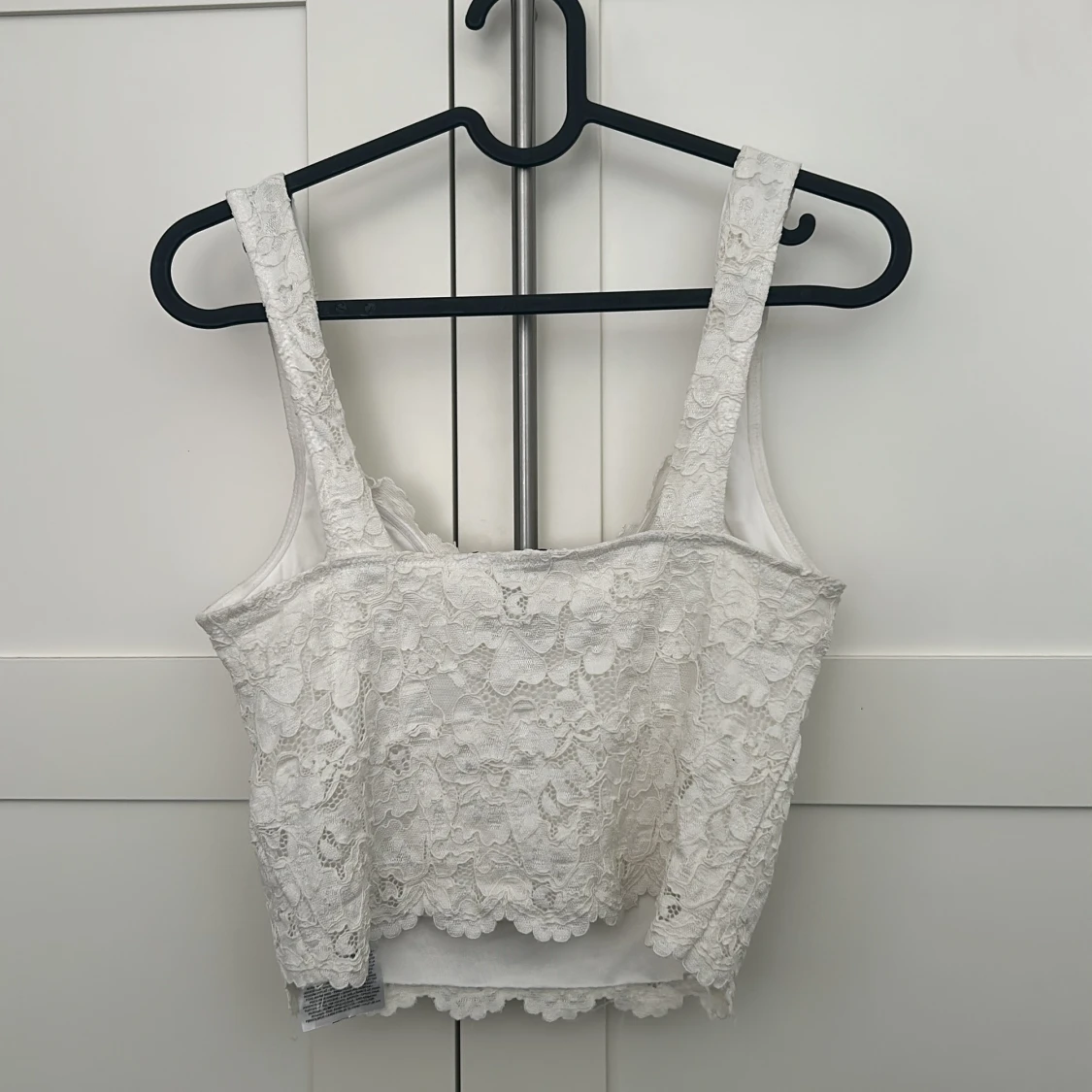 Vit spetsig croppad linnetopp från Amisu - 2