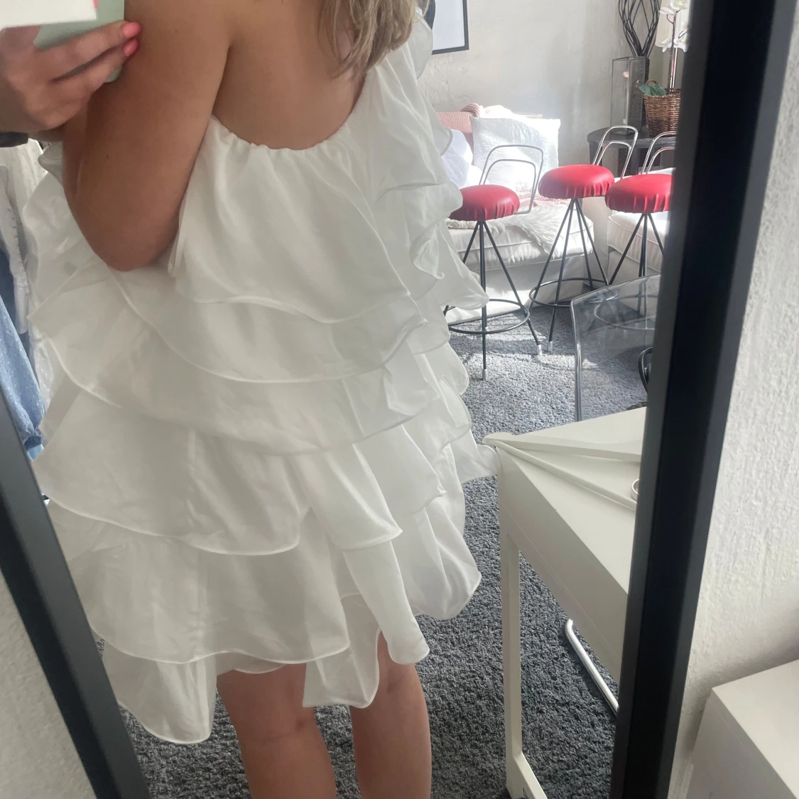 Vit volangklänning med asymmetrisk axel - 2