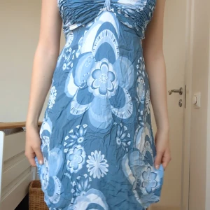 Blåvit blommig klänning från Mississippi - Så söt klänning från Mississippi, det är jätte bekväm, står ingen storlek men skulle säga s❤️