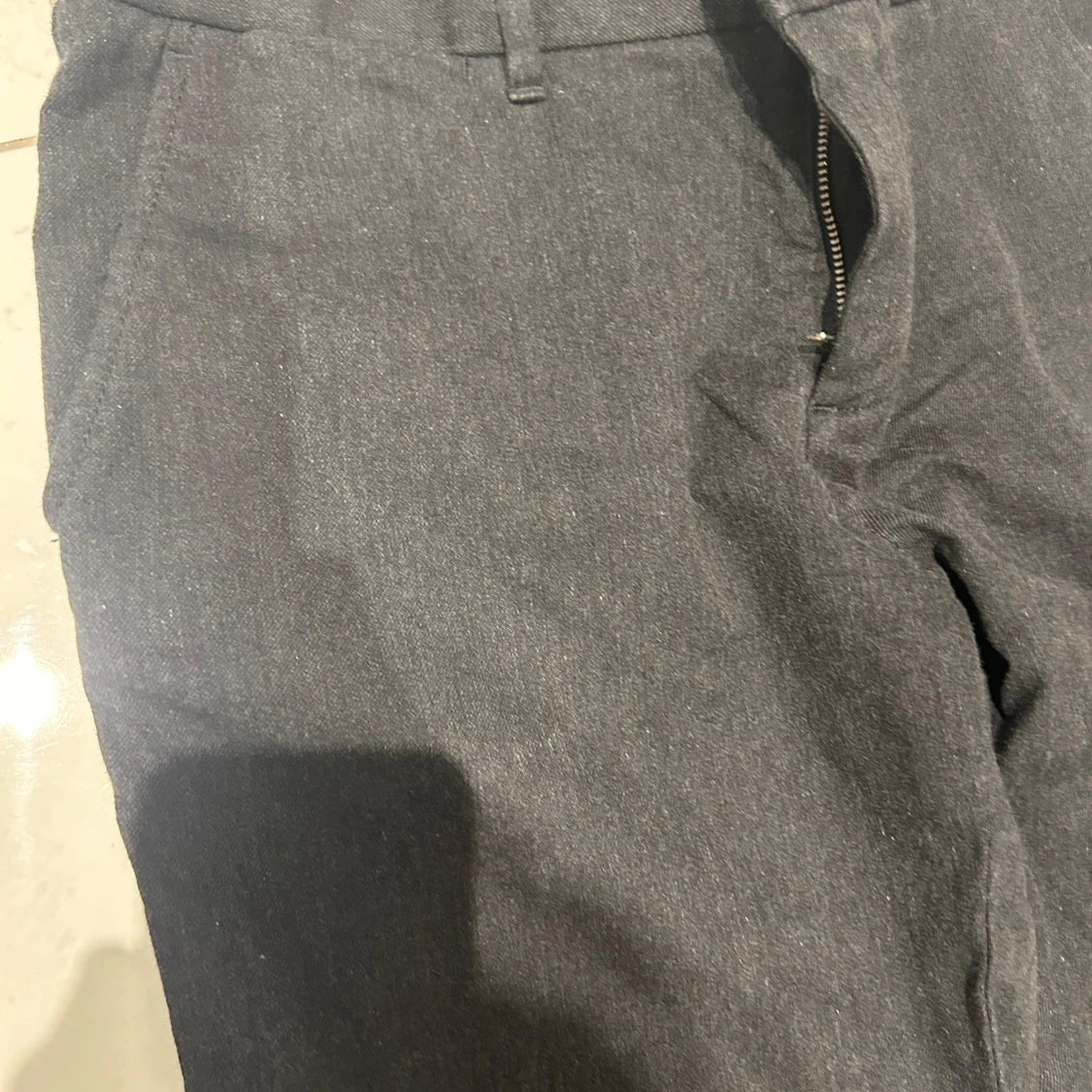 Mörkgrå kostymbyxor från J.Lindeberg - 1