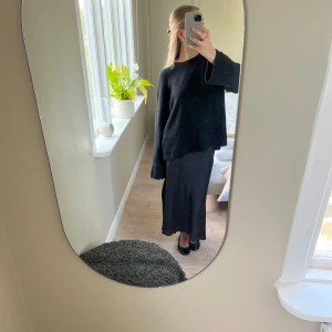 Svart satinkjol - Superfin svart satinkjol från Veromoda! Använd fåtal gånger. Skulle även säga att den passar som storlek S. 