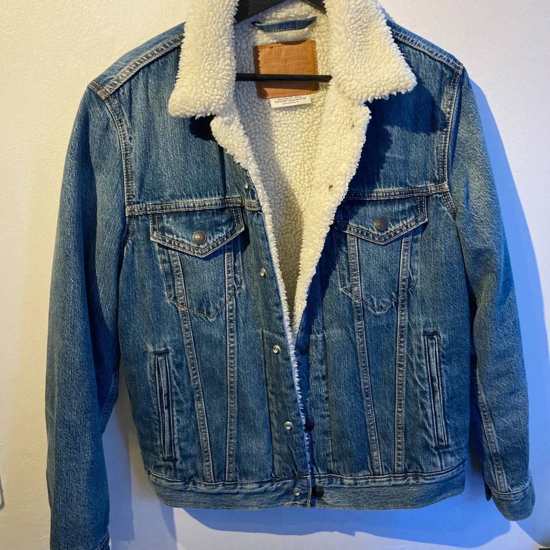 Jeansjacka med teddyfoder från Levi's